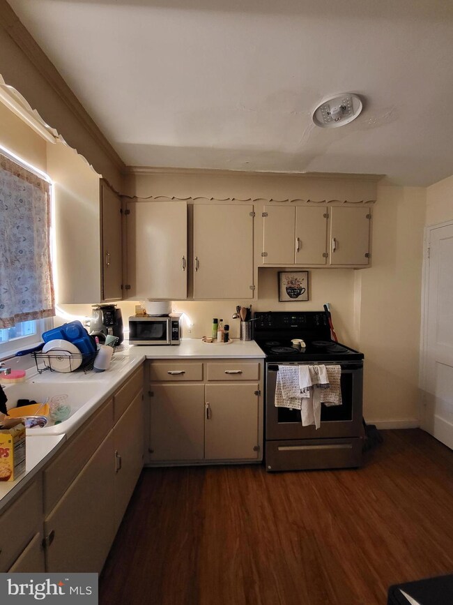 208 Sycamore Rd, Reading, PA 19611 - photo 4