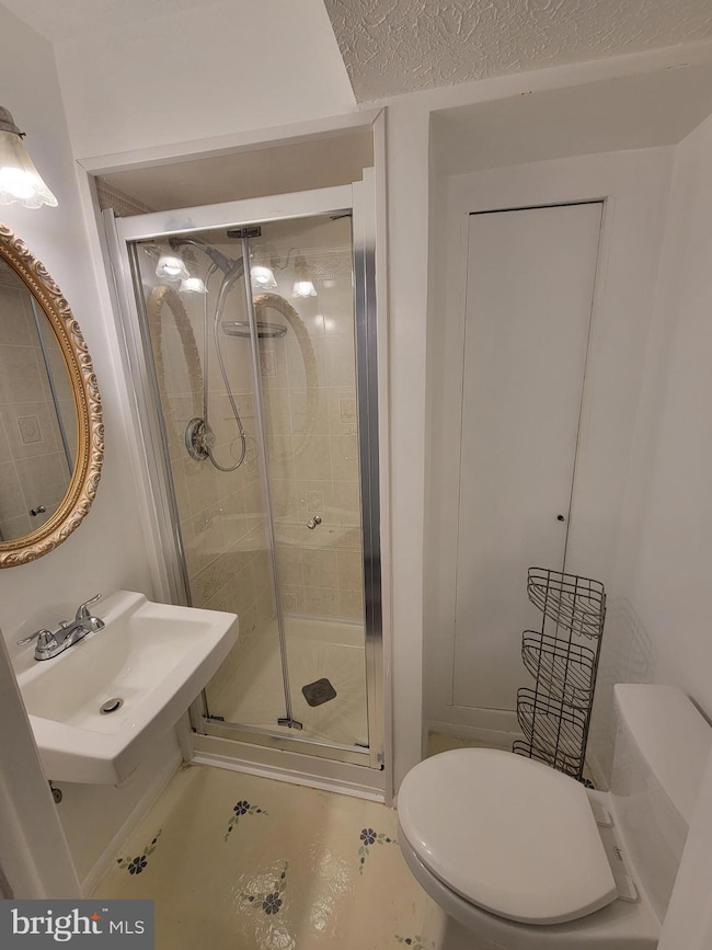 8417 Lazy Creek Ct, Springfield, VA 22153 - photo 2