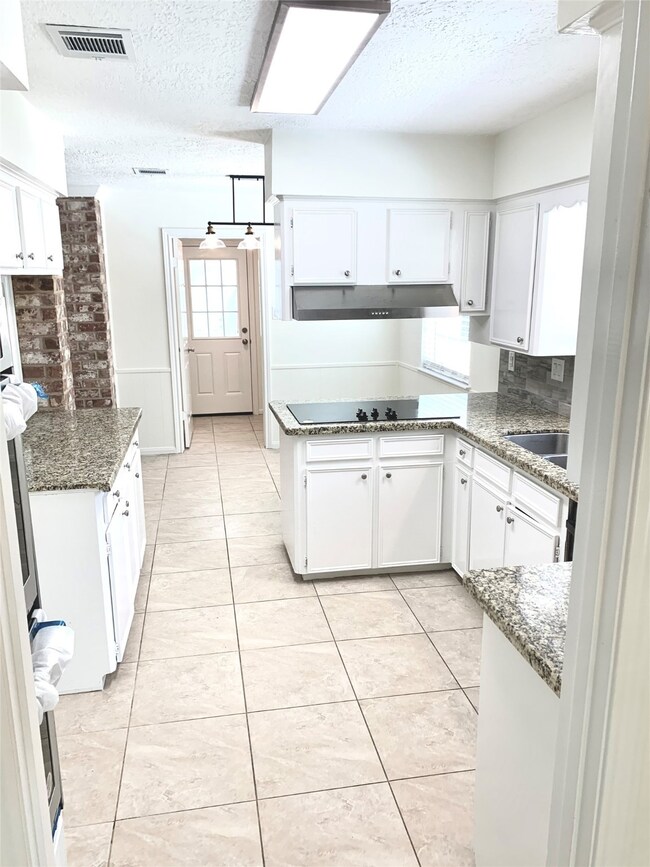 341 W Castle Harbour Dr, Friendswood, TX 77546 - photo 4