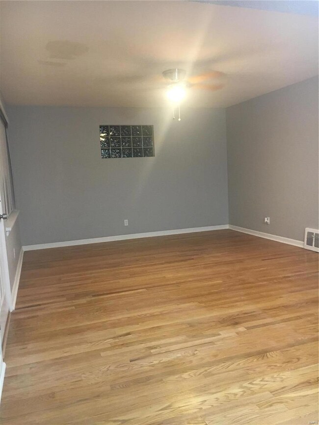 Livingroom with ceiling fan and hardwood floors