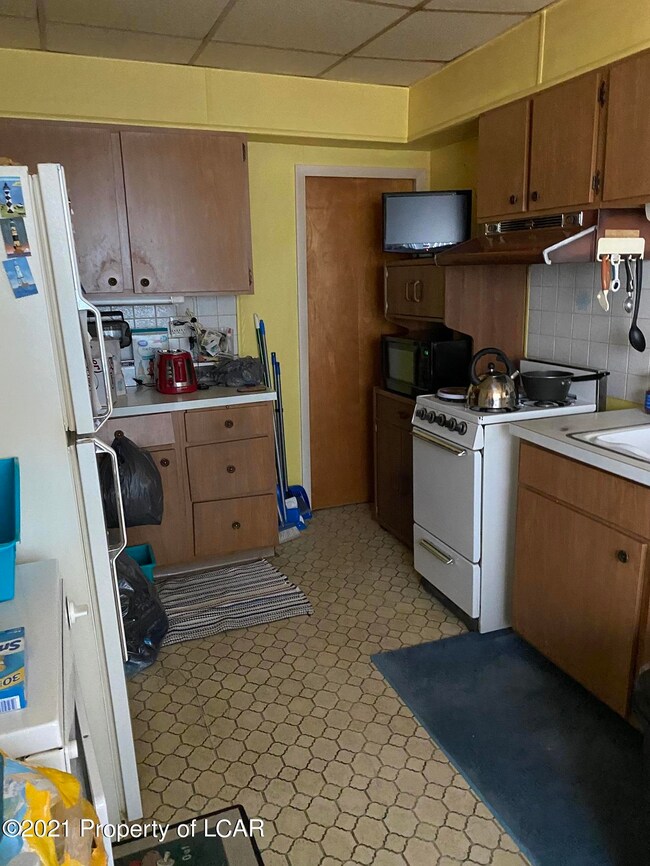 137 Hill St, Wilkes-Barre, PA 18702 - photo 4