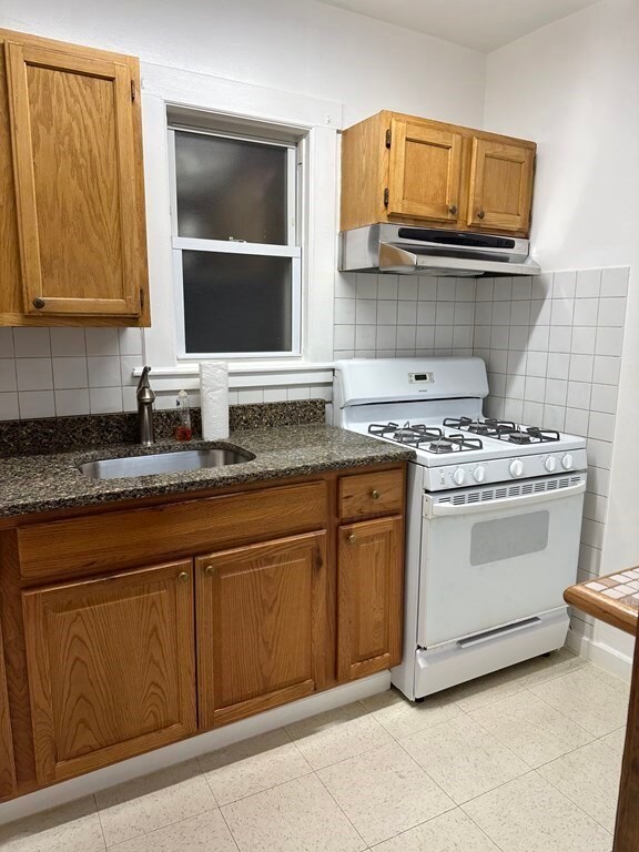 254 Tyler St unit 1, Springfield, MA 01109 - photo 4