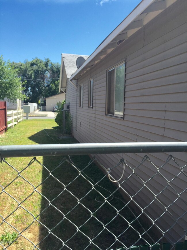 906 N 9th Ave North side view