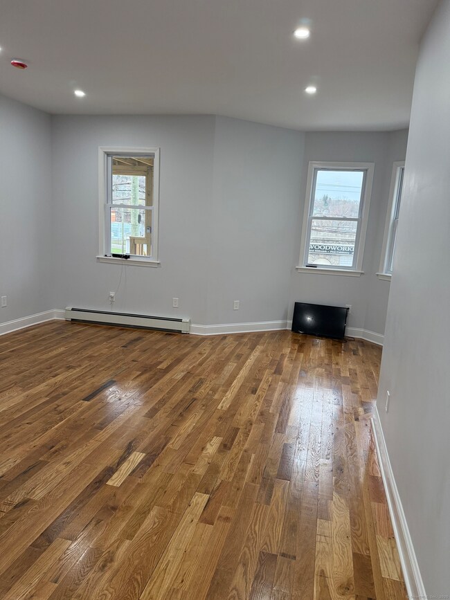 975 N Main St, Waterbury, CT 06704 - photo 5