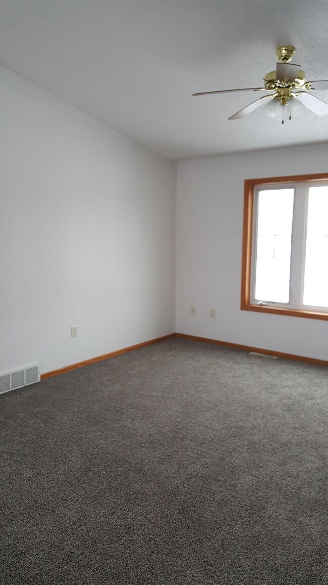 Living Room (UL) 14'9x14'6
