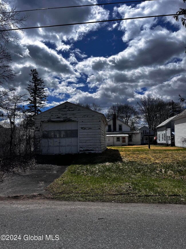 16 Mason St, Glens Falls, NY 12801 - photo 4