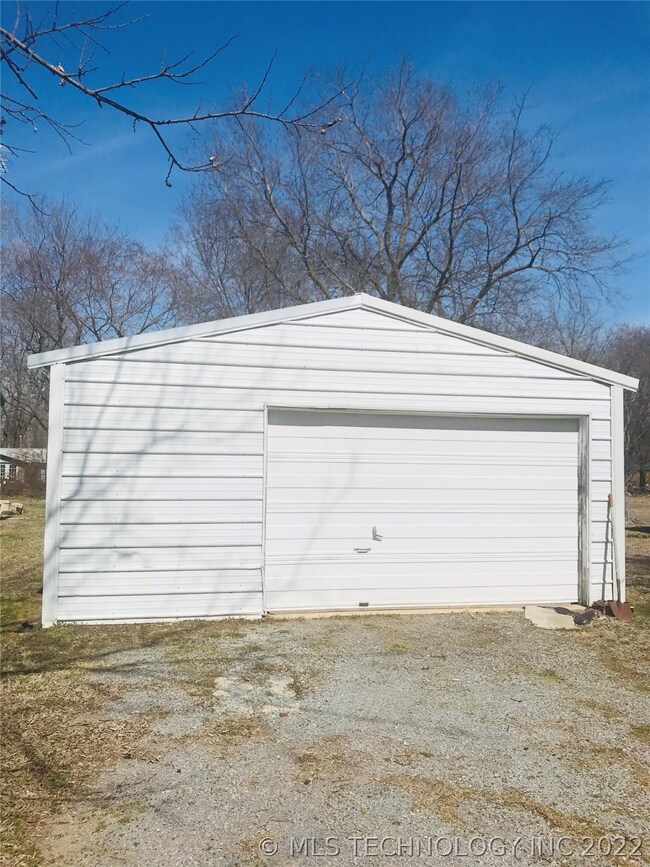 410 W Cherokee Ave, Chouteau, OK 74337 - photo 4