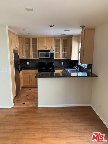 435 S Palm Dr unit 2, Beverly Hills, CA 90212 - photo 3