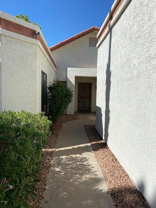 FrontWalk_1243