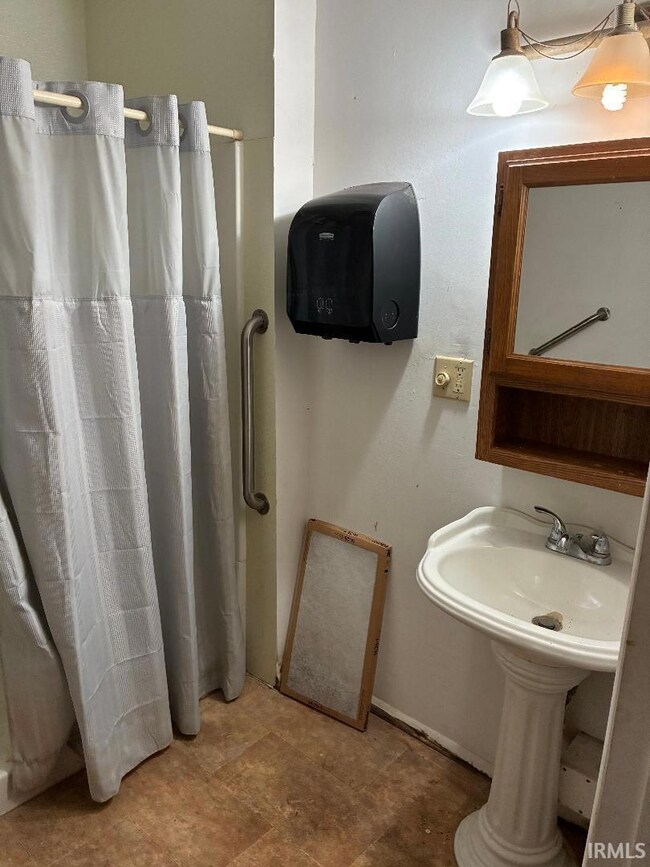 509 NE B St, Linton, IN 47441 - photo 5