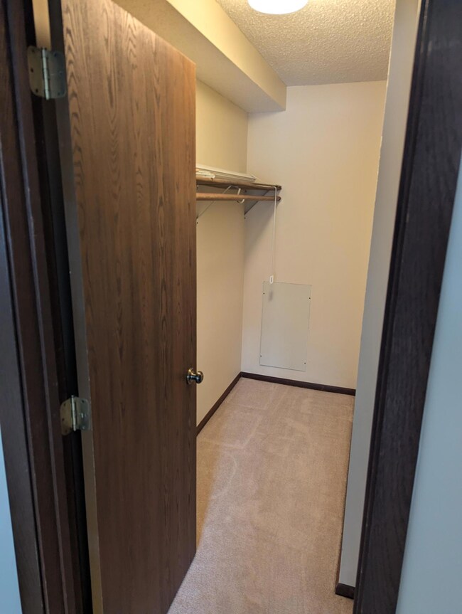 10451 Greenbrier Rd unit 115, Hopkins, MN 55305 - photo 7