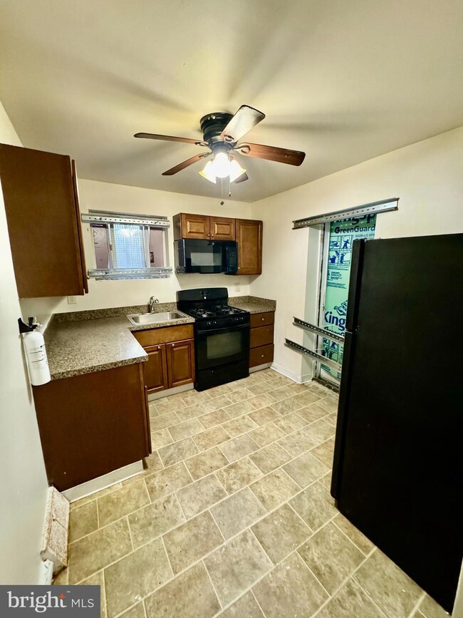 5668 Heiskell St, Philadelphia, PA 19144 - photo 3