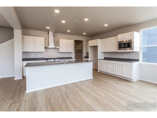 Spacious kitchen w/ island