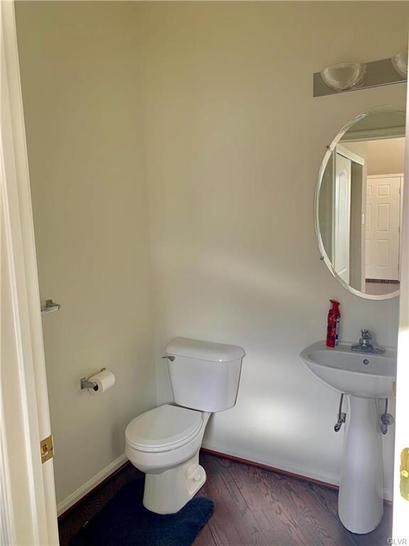 Main level 1/2 bathroom.