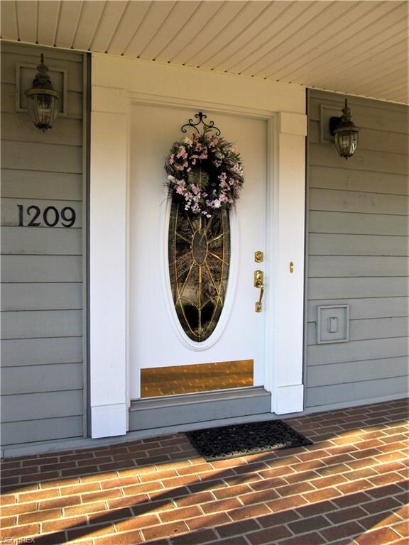 Welcome to 1209 Greenmont Hills Dr! Let's go insid