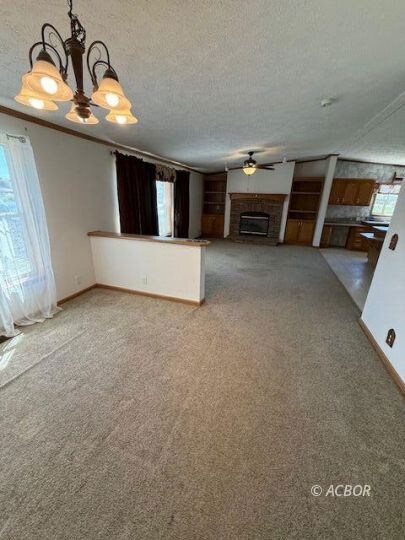 UntDining, Family and fireplace