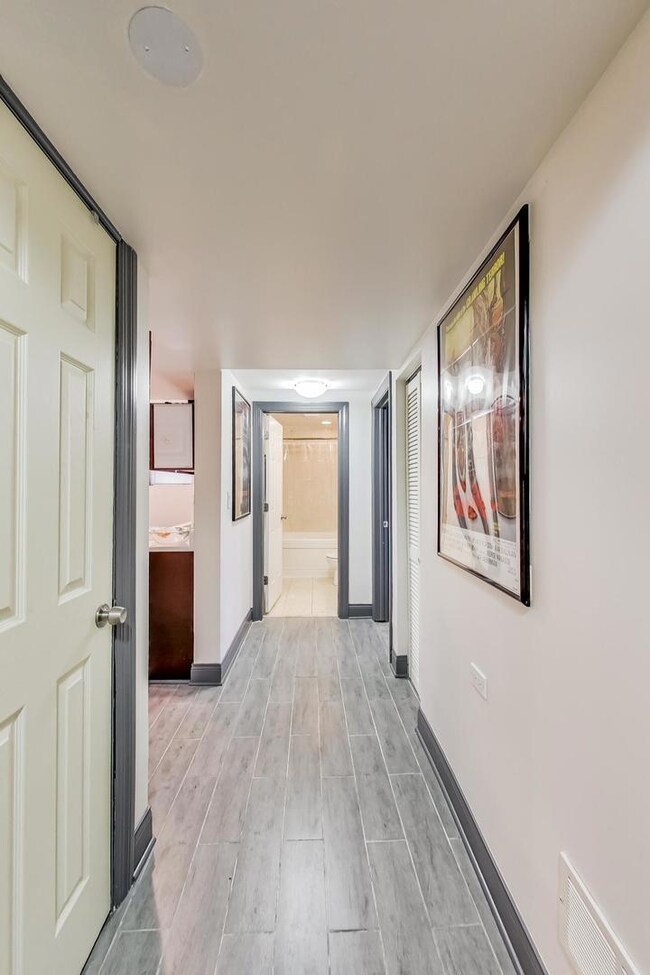 2945 W Rosemont Ave unit 1W, Chicago, IL 60659 - photo 2