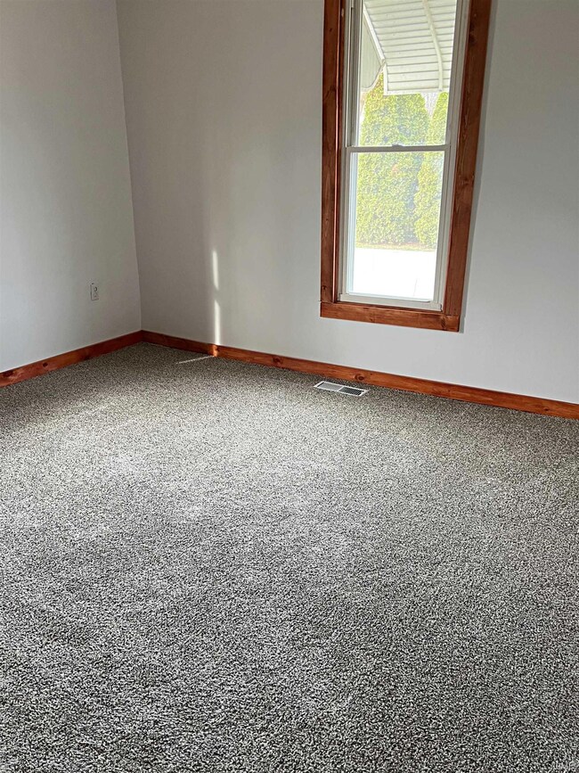 810 E Vincennes St, Linton, IN 47441 - photo 7