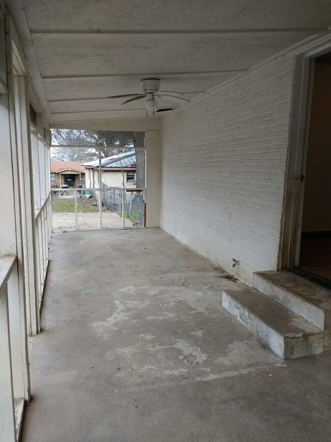 902 Sycamore St, Athens, TX 75751 - photo 5