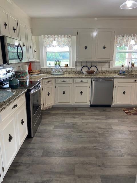 Eat-in Kitchen