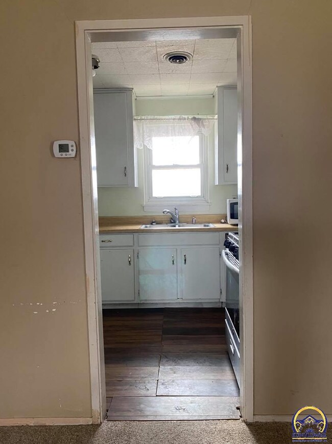 103 SW Sanneman Dr, Topeka, KS 66609 - photo 6