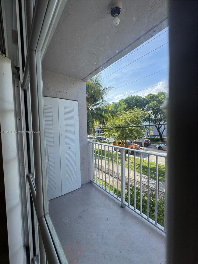 2740 W 76th St unit 202, Hialeah, FL 33016 - photo 6