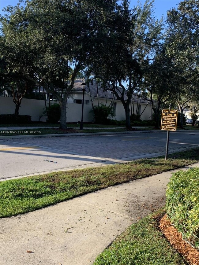 2518 Bay Pointe Ct, Weston, FL 33327 - photo 2