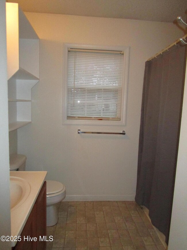 231 Lakewood Dr unit B, Jacksonville, NC 28546 - photo 4