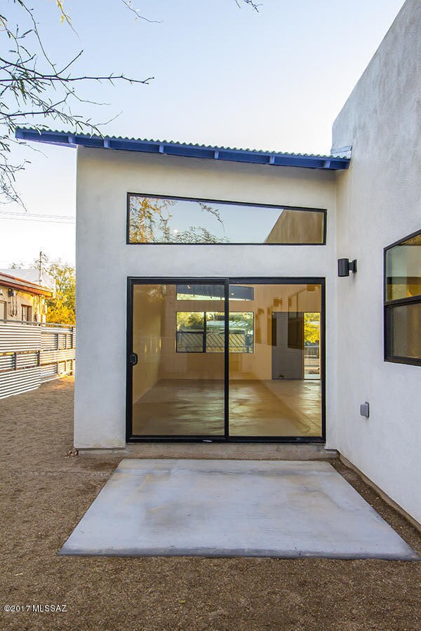 Courtyard Sculpture / Architecture