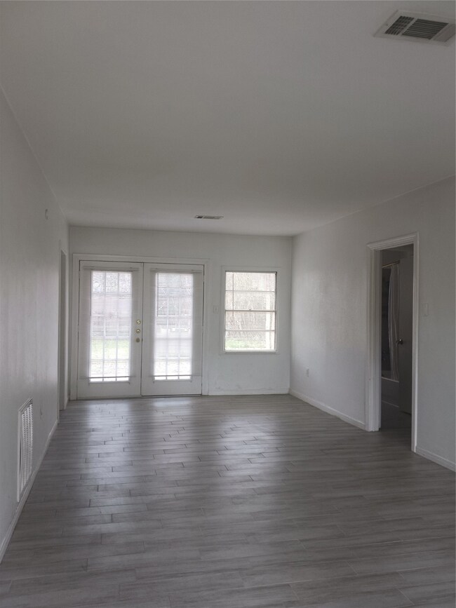 810 W 42nd St, Houston, TX 77018 - photo 4