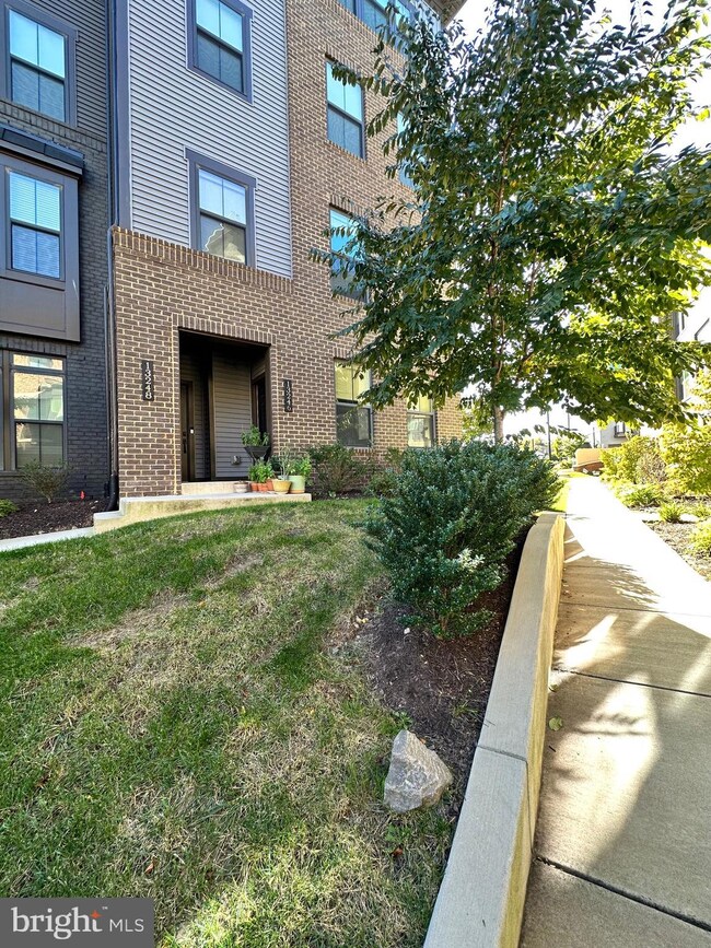 13246 Lake Woodland Way unit 5A, Herndon, VA 20171 - photo 2