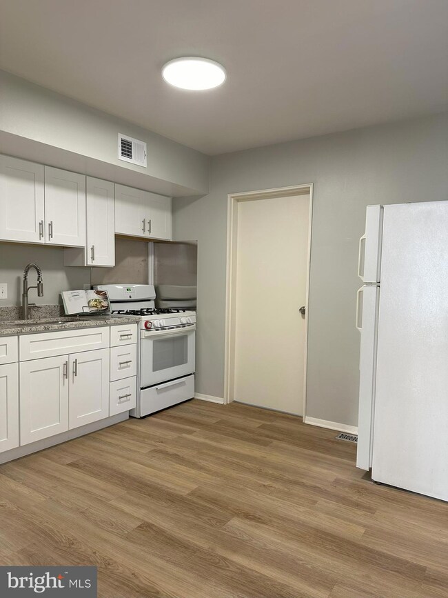 2121 Greenwich St, Falls Church, VA 22043 - photo 7