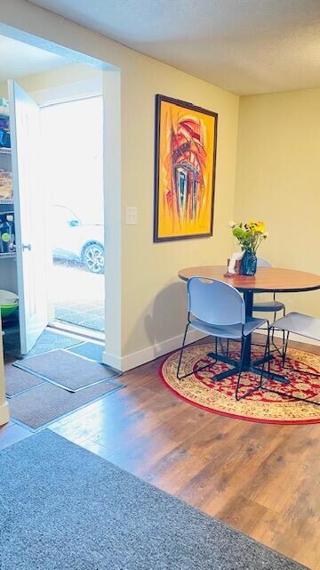 Dining Area in Kitchen<|><|>