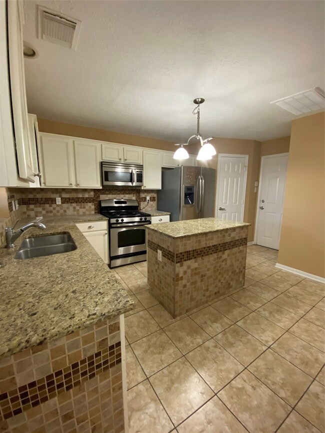 8202 Cienna Dr, Houston, TX 77040 - photo 4