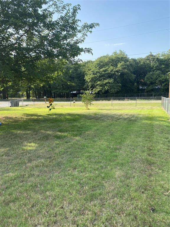 1050 Meadow Oaks St, Azle, TX 76020 - photo 4