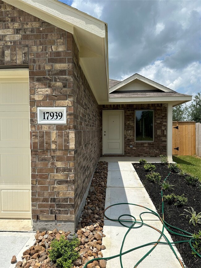 17939 Becker Landing Dr, Hockley, TX 77447 - photo 2