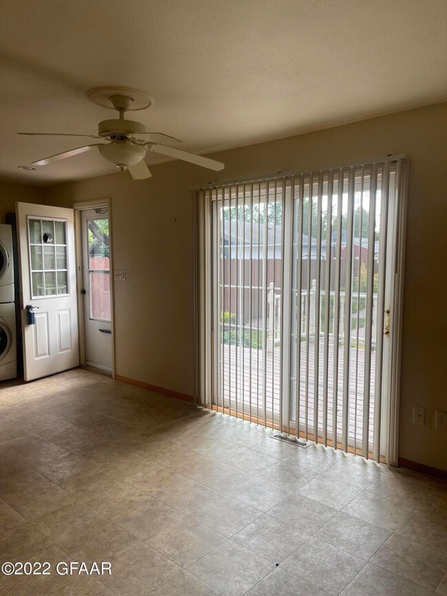 1414 S 19th St, Grand Forks, ND 58201 - photo 3