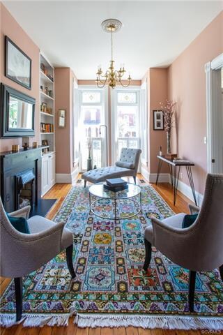 LIVING ROOM. ORIGINAL LEADED STAINED GLASS FLOOR-T