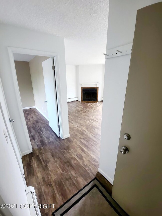 3041 Lois Dr unit 411, Anchorage, AK 99517 - photo 4