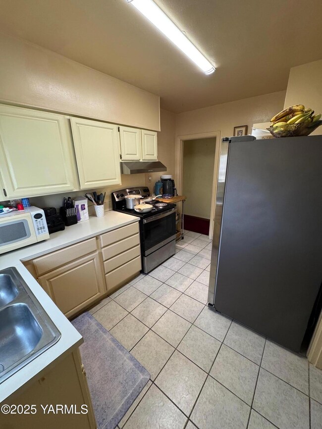 206 S Date St, Toppenish, WA 98948 - photo 6