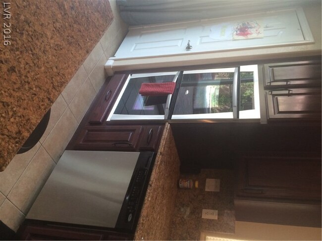 Upgraded Kitchen with Granite & Stainless Applianc