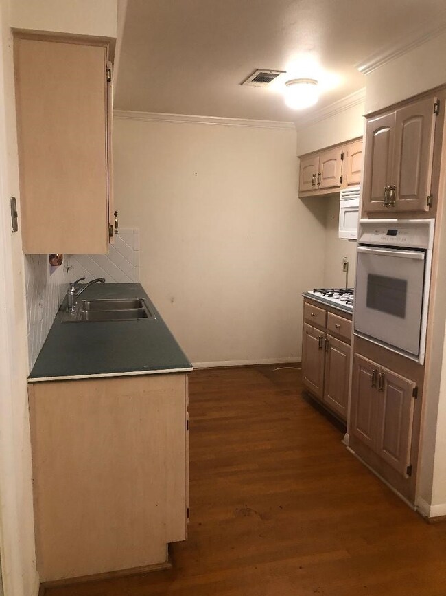 1035 Twin Falls Rd, Houston, TX 77088 - photo 7