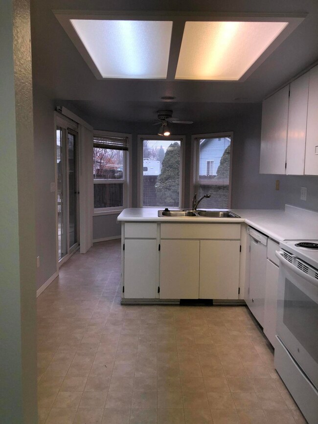 146 Southgate Ct, Central Point, OR 97502 - photo 6