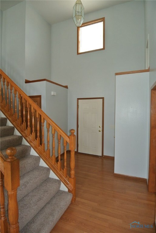 Two story foyer!