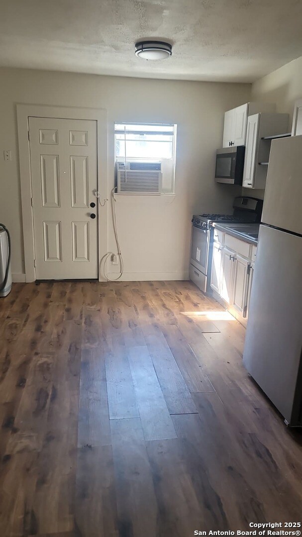 302 Hollenbeck Ave unit 2, San Antonio, TX 78211 - photo 4