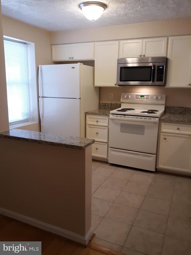 8494 Lazy Creek Ct, Springfield, VA 22153 - photo 6