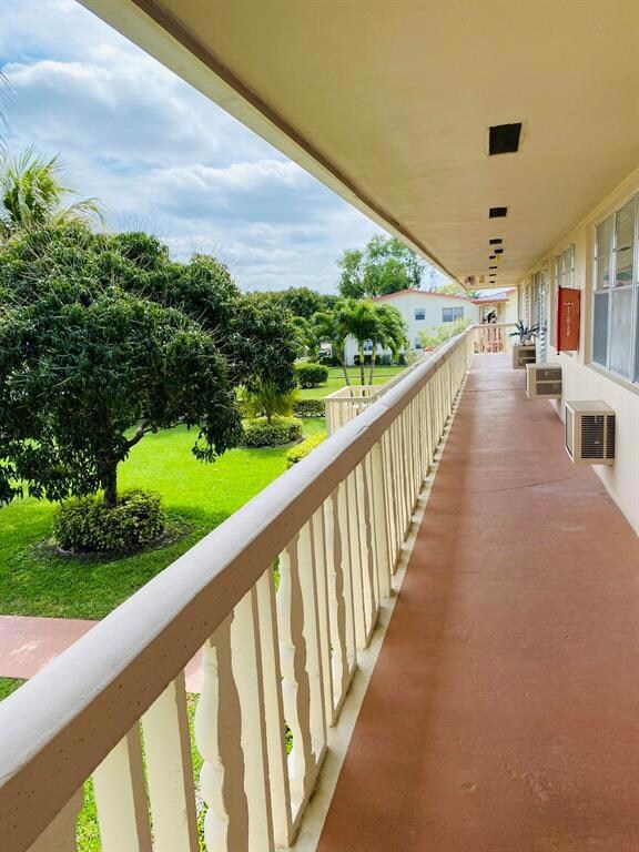 67 Camden C, West Palm Beach, FL 33417 - photo 3