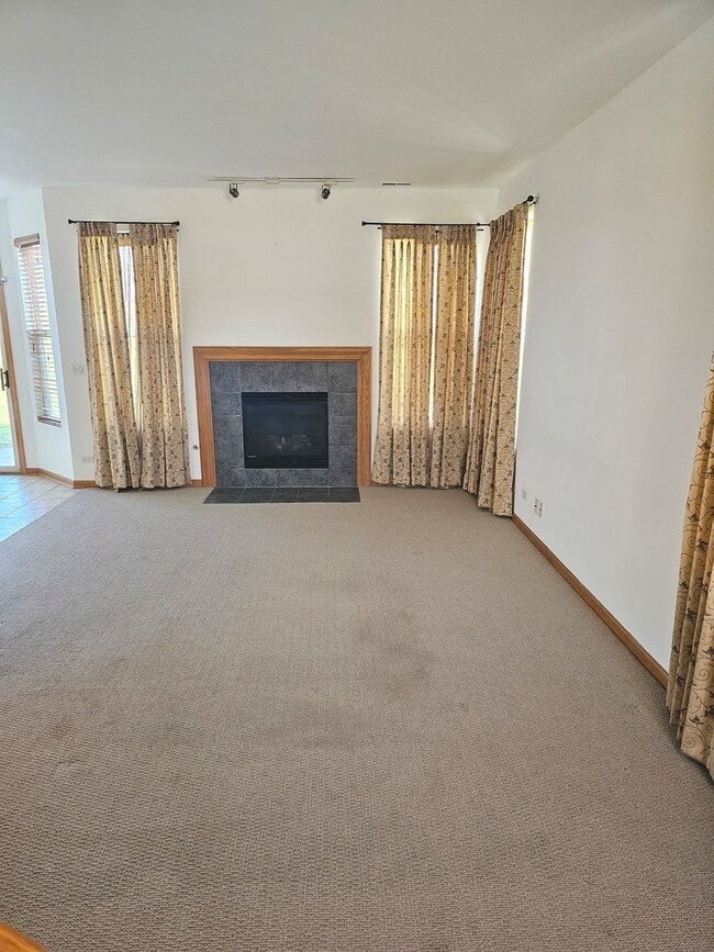 6739 Slate Dr unit 914, Carpentersville, IL 60110 - photo 2