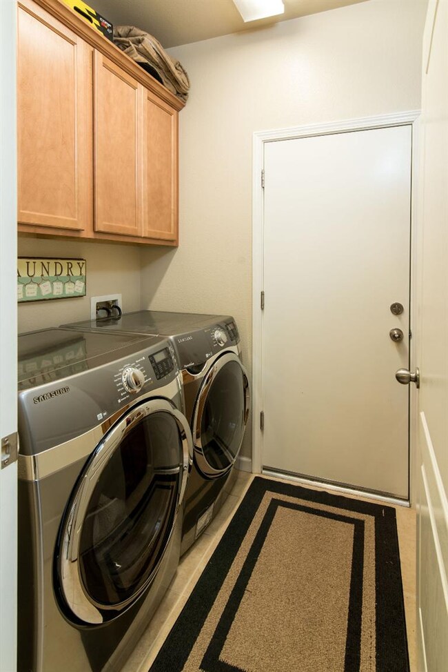 3083 N Clover Ave, Fresno, CA 93727 - photo 7