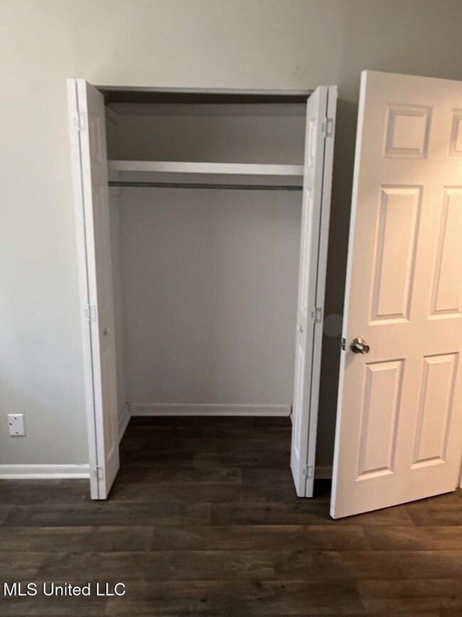 3253 Ridgeland Dr - closet